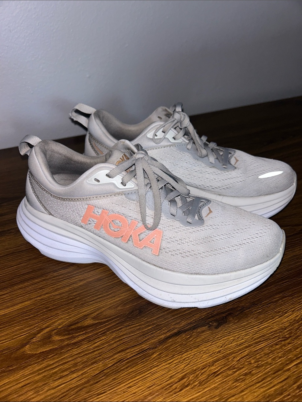 Hoka Bondi Women's Light Gray Athletic Sneakers with Coral Logo Size 7